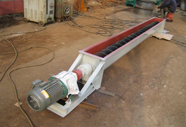 螺旋輸送機(ji)工作中