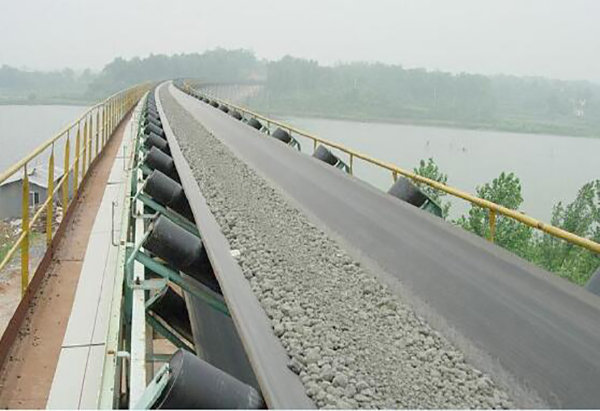 帶式輸送機工(gōng)作中